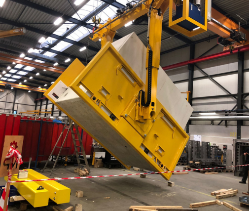 Draai en kantelframe, hijsmiddel voor zware objecten in de productie