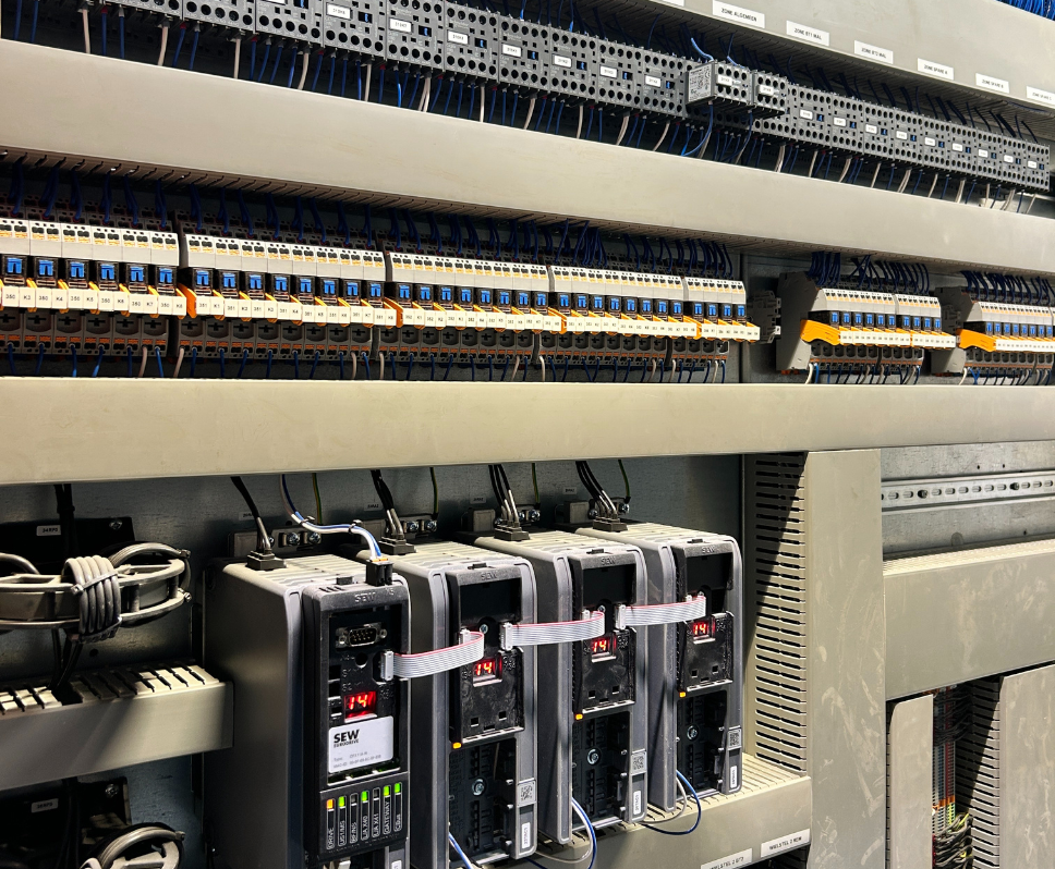 Installatie en programmeren van de machine op locatie